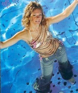 en jeans dans l'eau